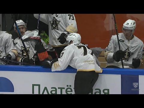 Орехов отправляет Гребёнкина за борт / Orekhov sends Grebyonkin flying