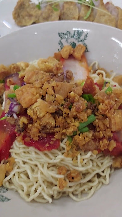 Kolo mee normal, kolo mee with fried lard & ngo hiang at Padungan Street Food #food