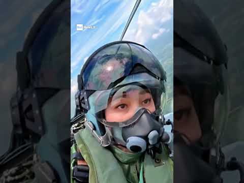 Video La regina alla guida di un caccia: il volo in solitaria di Suthida davanti al re