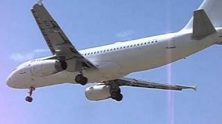 Meridiana Fly Airbus 320 EI-EZS Aterrizando en Malaga AGP.AVI