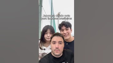 Japonesa dando nota para famosos brasileiros