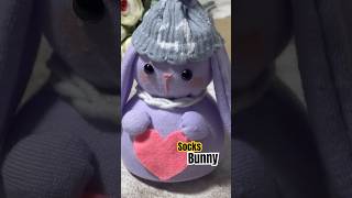 Detalles 🐰Turn Socks into a cute Bunny | Full Video👆🏽  #diy #diykeychain #handmade #recycledart #craft Noticias