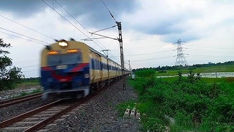 Unique MENU Train : Jangipur To Sealdah MEMU Road Express Train Dangerous Moving Out RailGate