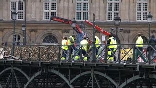 Paris breaks hearts with removal of 'love locks' screenshot 4