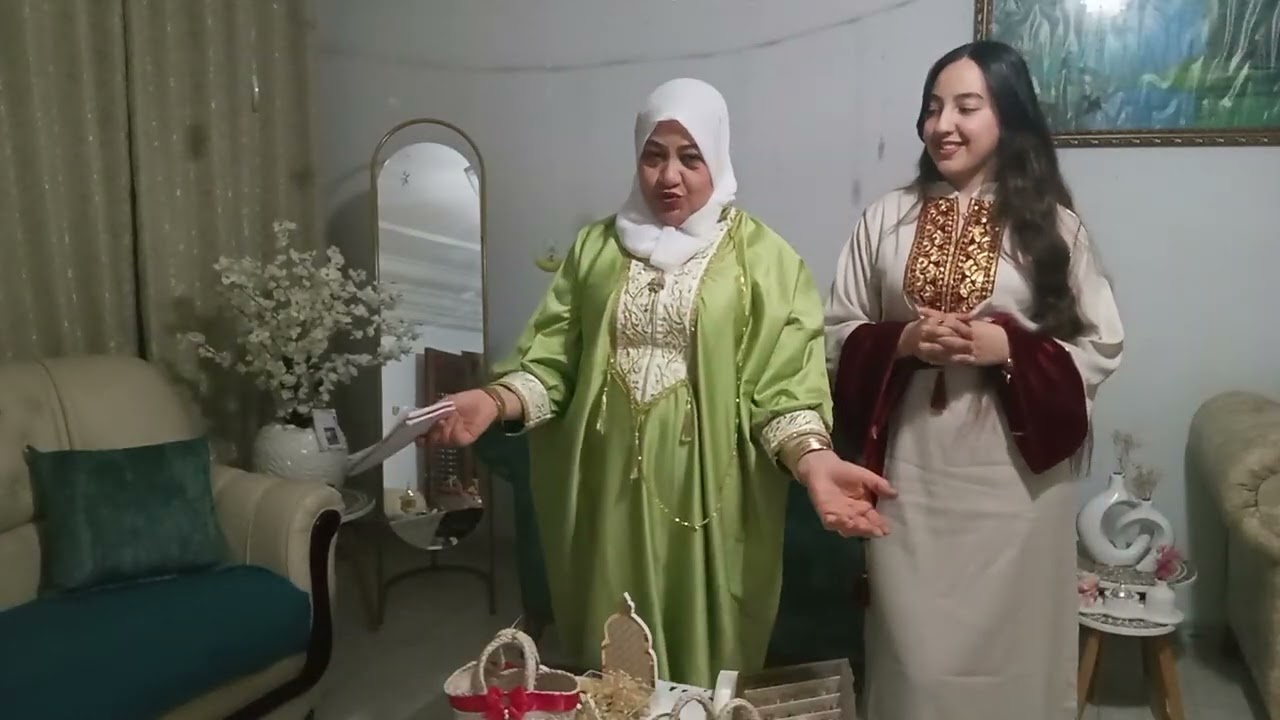 وأخيرا الديكور الرمضاني مع ثريا وملوكة  ان شاء الله رمضان كريم 