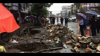 पोखरा महेन्द्रपुलको मूख्य सडक भलपानीले भासियो, घरहरु जोखिममा Pokhara Mahendrapul