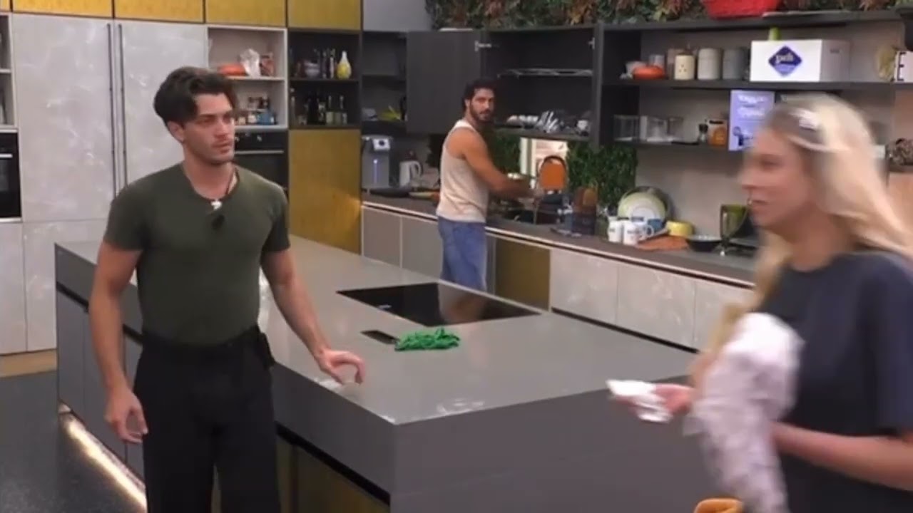 Jonas e Omer giocano con Giulia