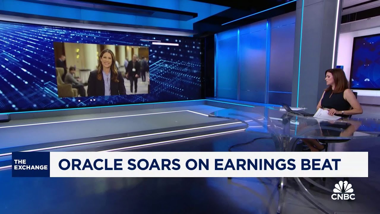 Oracle stock jumps on AI boom - YouTube