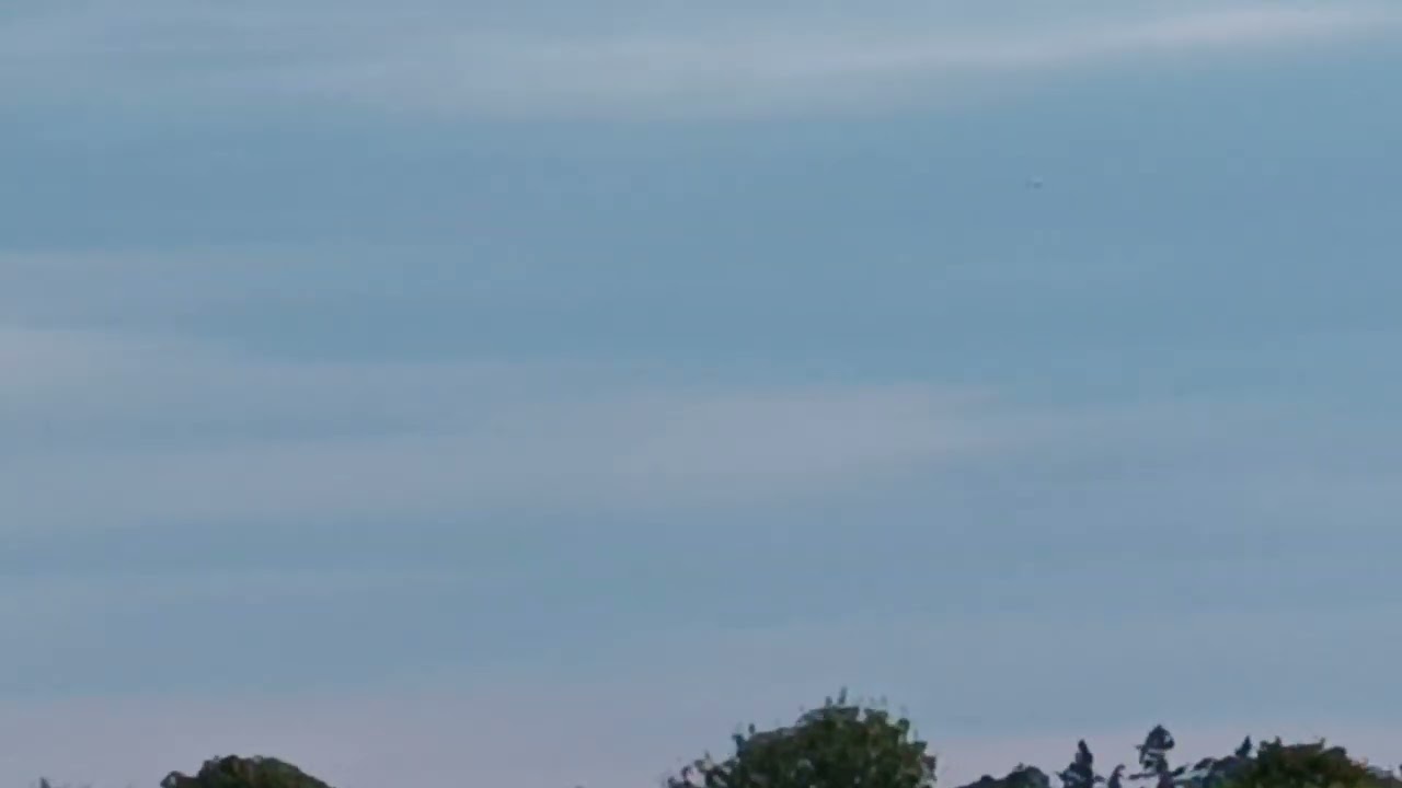 ovni filmé à campénéac dans le Morbihan le 21 septembre 2024 à  11h02, ovni en vol stationnaire.