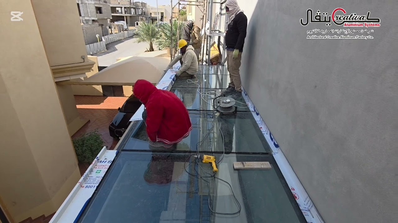 ‏-أثناء تنفيذ العزل  لقبه سماويه مستويه  Flate Skylight  على إرتداد فوق منطقة الدرج لفيلا-بالرياض