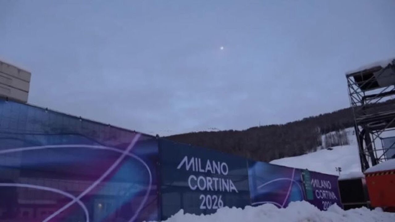 Milano-Cortina 2026, la fiamma olimpica arriva a Livigno in parapendio