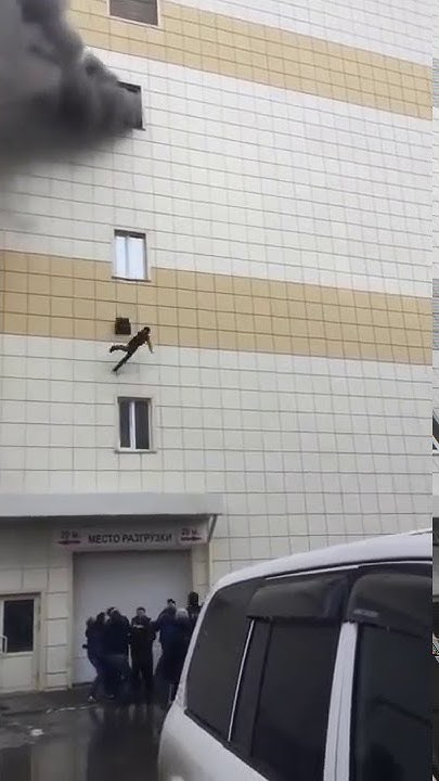 Певец выбросился из окна кунгуров фото Повис и с грохотом упал": в Ярославле пациент наркологички выпал из окна