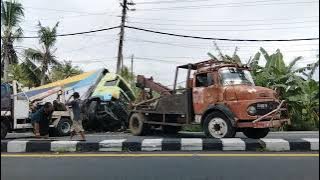 evakuasi truk kontainer didalangan ‼️ jangan remehkan mobil derek tua ‼️ #mobilderek #kecelakaan
