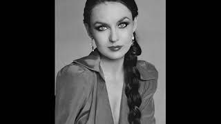 Crystal Gayle - Somebody loves you