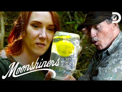 Amanda Helps Mark and Huck Make Fruit Infused Moonshine Twice As Fast | Moonshiners