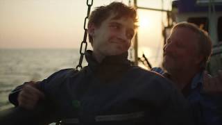 Vadder, Kutter, Sohn: Musikvideo „Woher auch immer der Wind weht“ – Axel Prahl & Jonas Nay  | K&K F