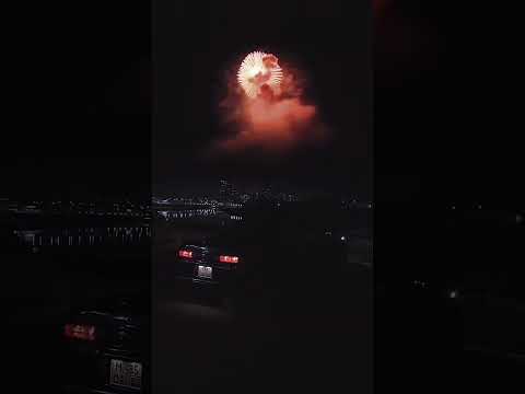 ТАКОГО ВЫ ТОЧНО НЕ ВИДЕЛИ 🫣 #shorts #салют #взрыв #опасно #вечер #набережная #тойота #mark2