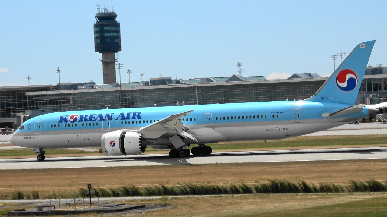 Korean Boeing 787 landing and taxiing at YVR