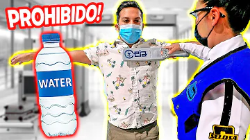 ¿Se puede pedir una botella de agua en un avión?