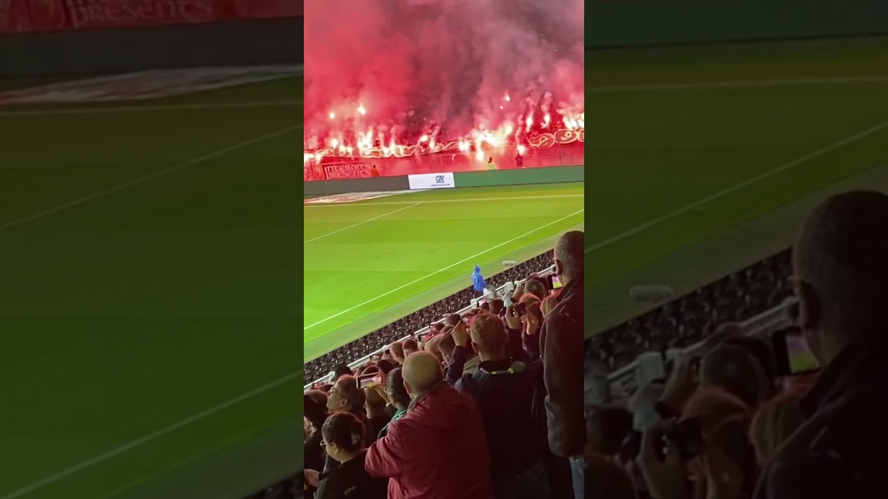 Ambiance au stade Geoffroy-Guichard lors du match A.S.S.E-Bordeaux. Oui