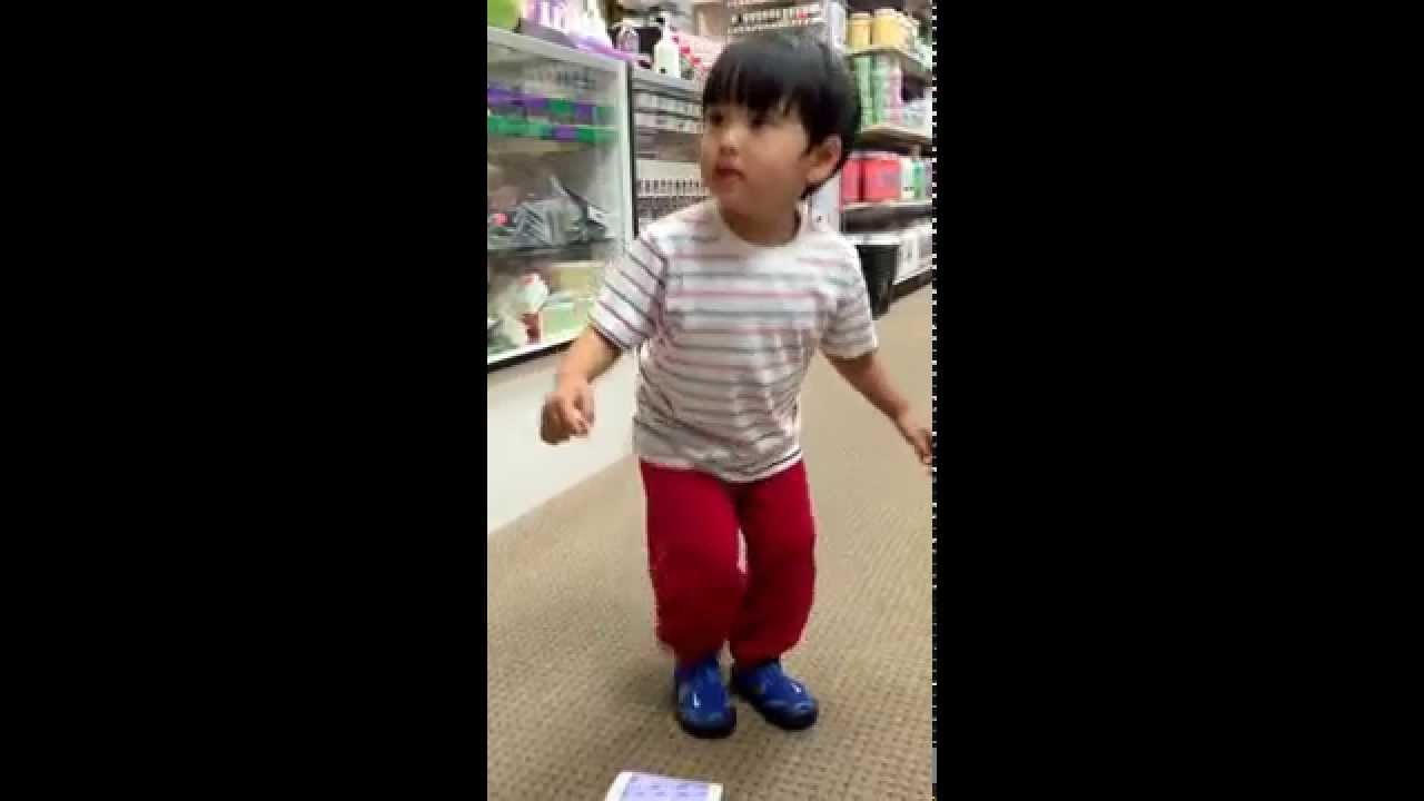 EDM Gummy Bear baby dancing!