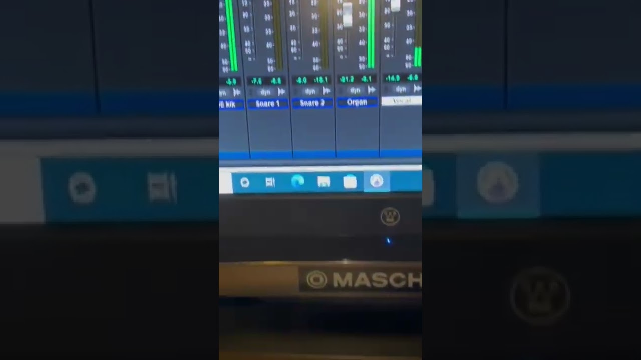 Guarda Working in the studio - Music Production su YouTube Guarda Working in the studio - Music Production su YouTube