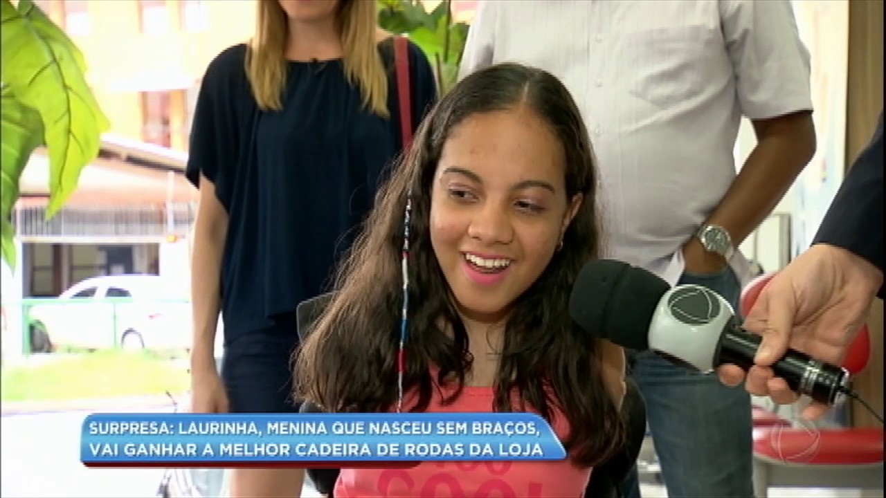 Laurinha, que nasceu sem os braços, ganha cadeira de rodas