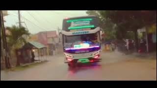 Story' WhatsApp Bus STJ Main Hujan - Hujanan.
