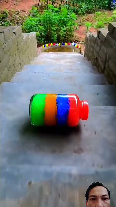 Menjatuhkan Botol Besar Berwarna Langsung Pecah