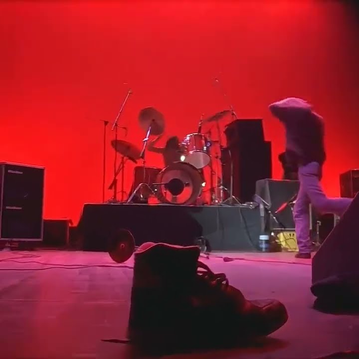 Kurt Cobain destroying his guitar #kurtcobain #nirvana #rock #grunge #guitar #music #shorts