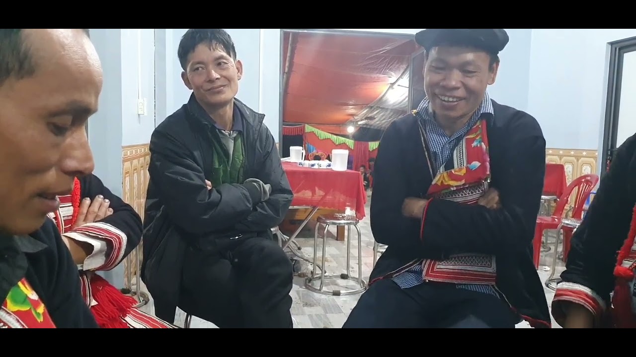 Hát đối giữa các đôi trai gái trong đám cưới dao đỏ