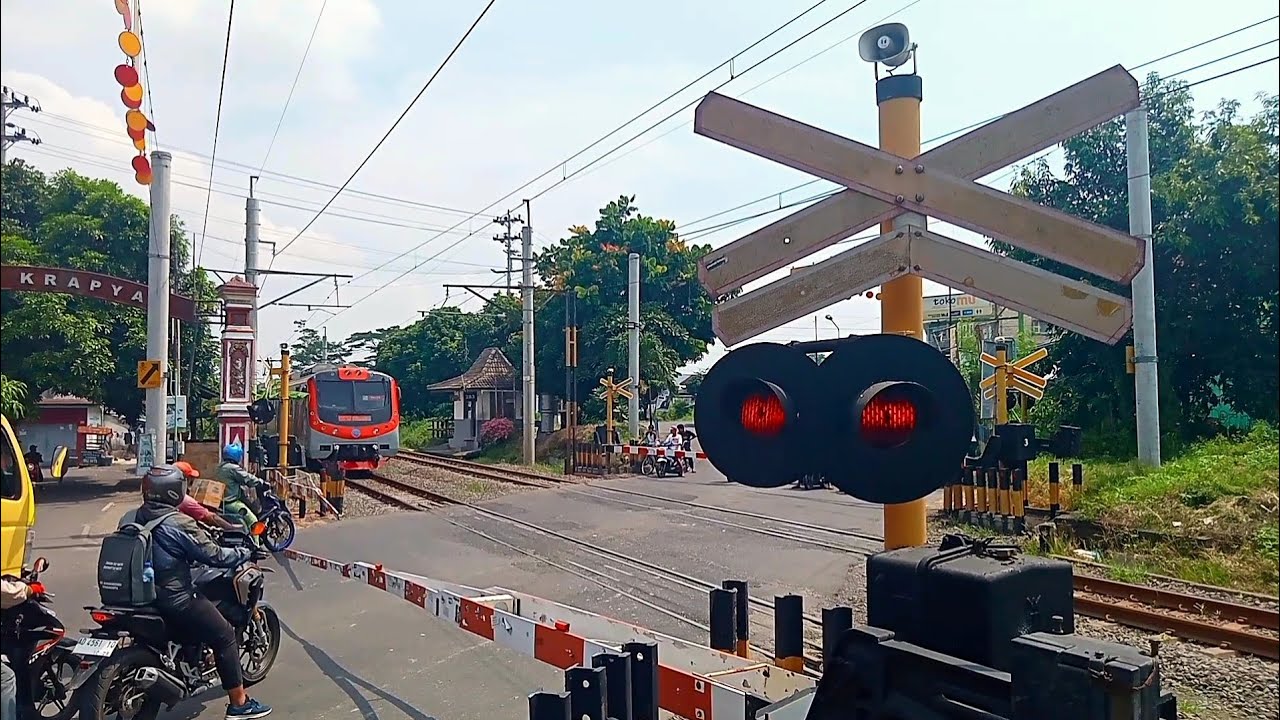 EMPAT PALANG PORTAL | Pintu Perlintasan KA/KRL 283 Krapyak, Klaten