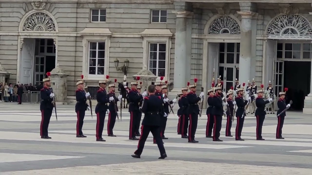 Relevo solemne en el Palacio Real. Movimientos floreados. SUSCRÍBETE GRATIS AL CANAL