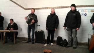 Buskers on Paris metro
