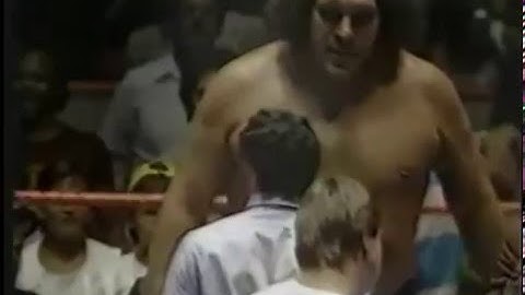 Andre The Giant vs Rowdy Roddy Piper