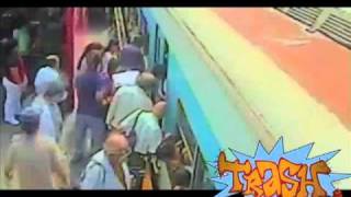 Mother hides girl on Train Tracks When Train Approaching (Buenos Aires Station)