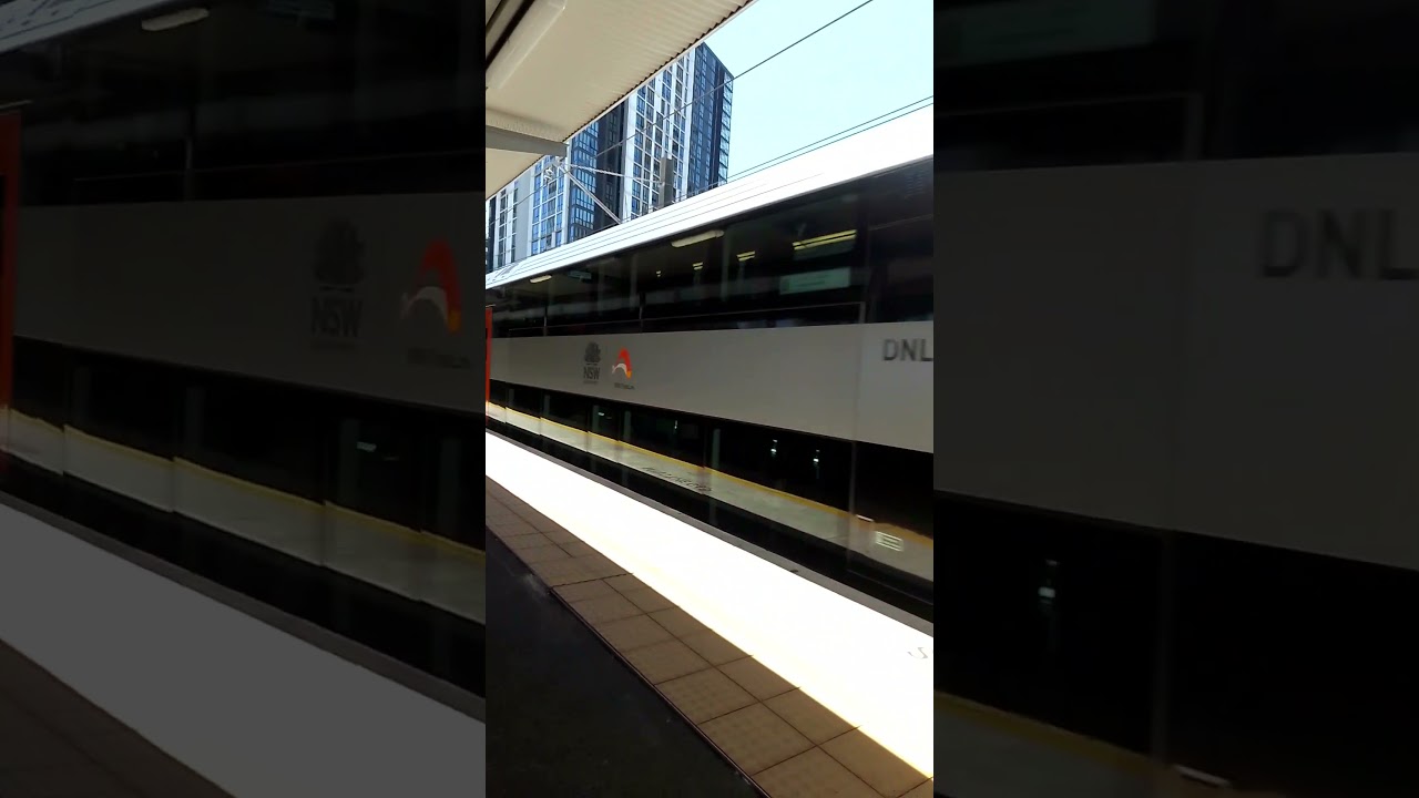 Mariyung (D Set) passing Wolli Creek, Platform 3 on the South Coast Line 