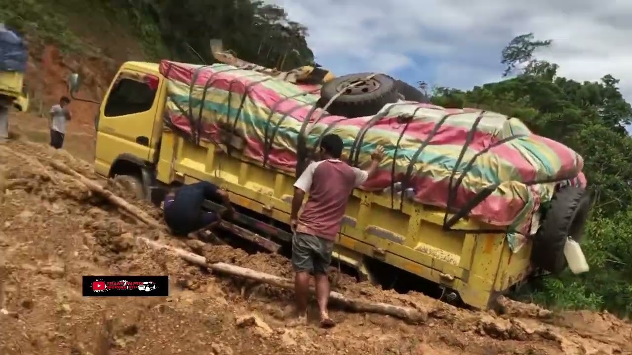 Truk 4x4 wamena kewalahan melewati kubangan/terpaksa harus antri guys/kondisi jalan trans papua 2022