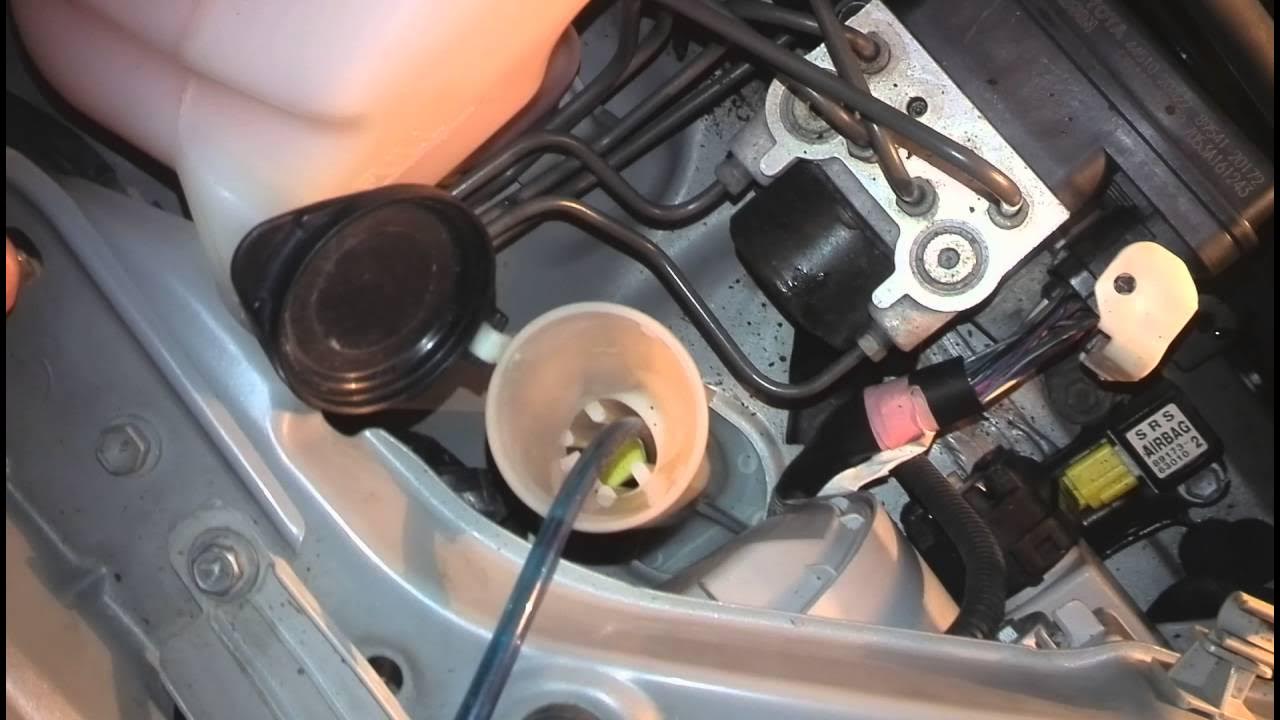 Промыть бачок омывателя. Слить жидкость омывателя. Как слить незамерзайку из бачка. Бачок омывателя газель бизнес с датчиком уровня. Стеклоомыватель для автомобиля.