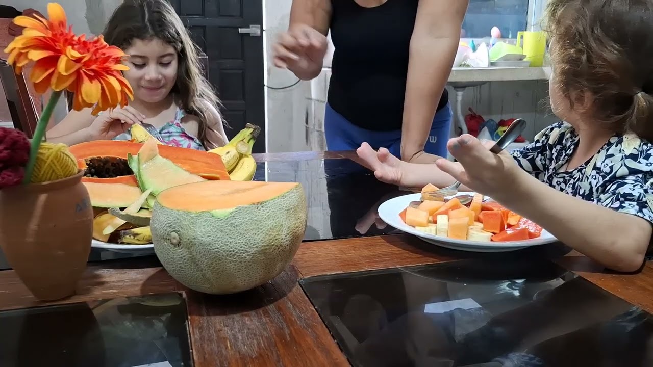 Desayuno frutas con mi hermana 
