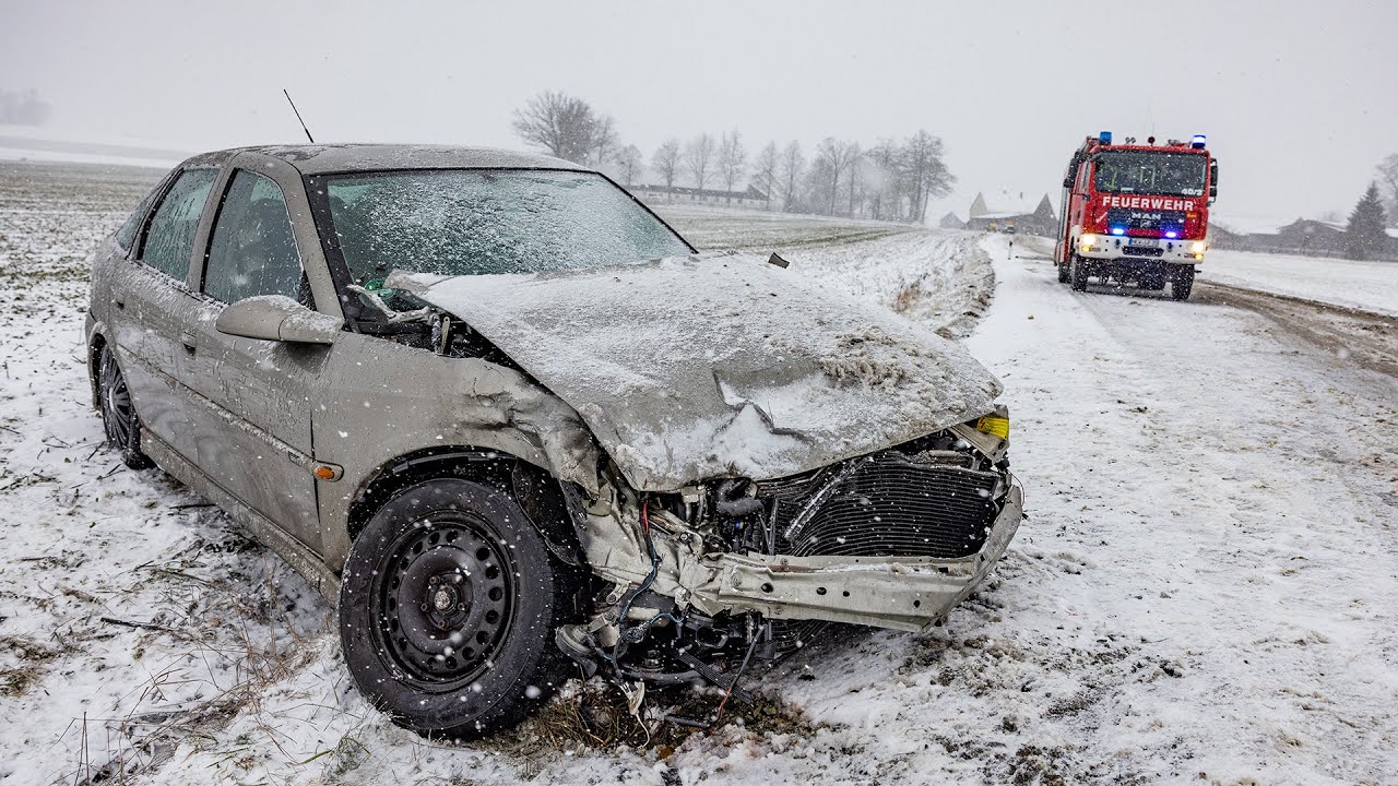Crash bei Schnee und Eis Bei Floss kracht ein Auto in einen LKW