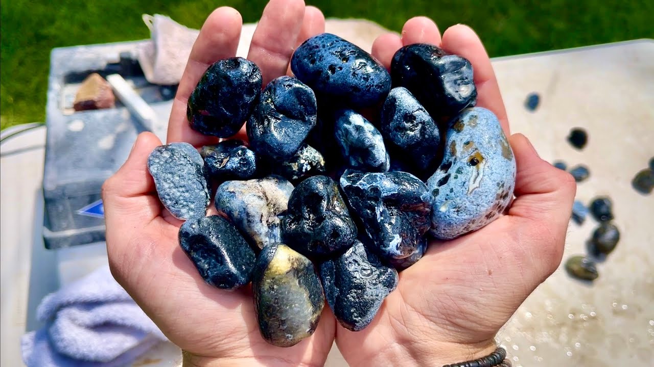 What's Inside BLUE agates from the Pacific North West?! - YouTube