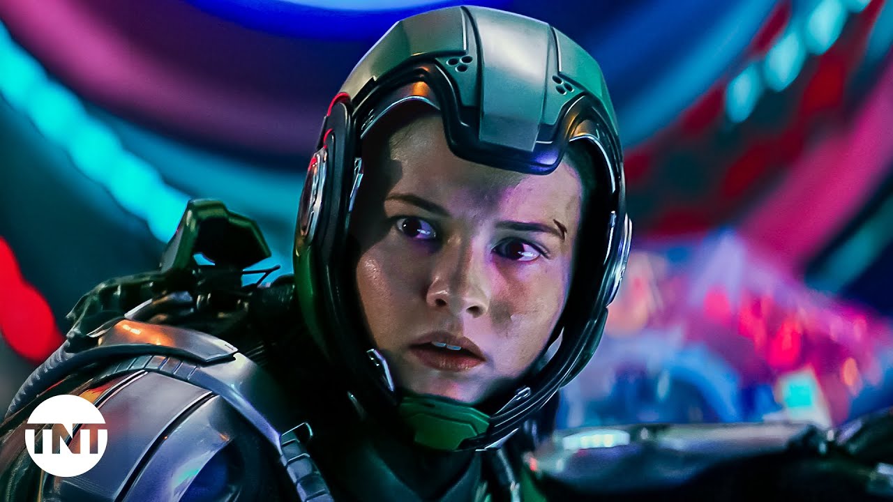 The Gipsy Avenger Kills the Mega-Kaiju [CLIP] | Pacific Rim Uprising | TNT