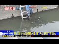 彰化排水溝驚見「沙拉油桶」攔水壩 居民憂遇颱釀災@newsebc