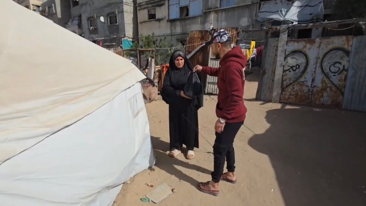 توزيع طرود غذائية في مخيم جنوب قطاع غزة بمناسبة شهر رمضان 🌙