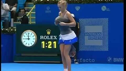 [Master Imitator] Caroline Wozniacki imitates Serena Williams
