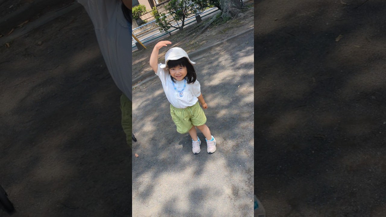 公園で遊ぶ前に準備体操するうなちゃん♥