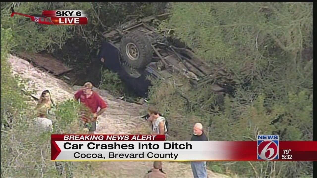 Car crashes into ditch - YouTube