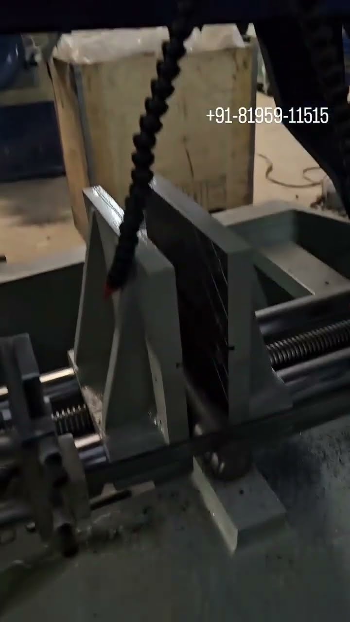 Automatic bandsaw cutting pipe