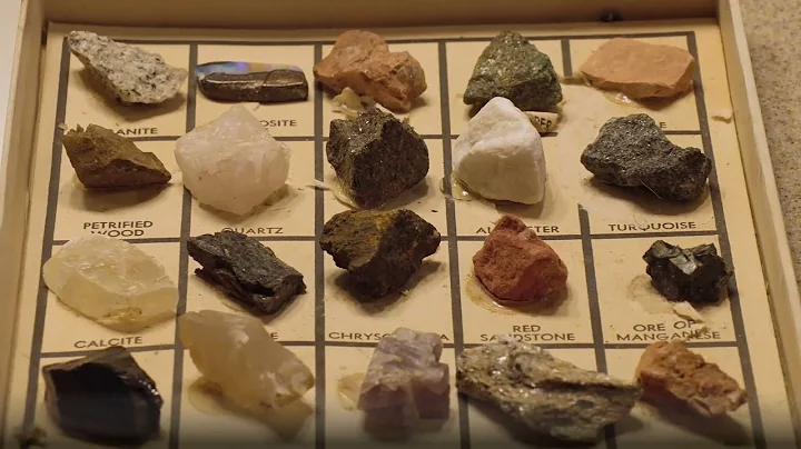 What minerals show fluorescence under UV light？